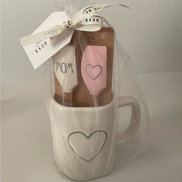 🩷 Rae Dunn Heart Ceramic Mug Gift Set with 2 Mini Spatulas - Heart & Mom - NWT - Picture 2 of 8